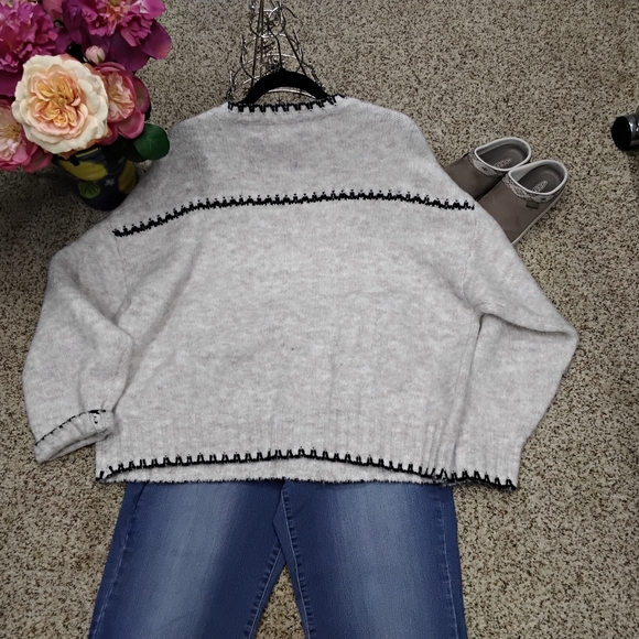 3896 Size XL Oli & Hali Light Cream Crewneck Sweater with Black Trim - Picture 6 of 7